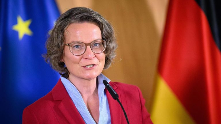 Nordrhein-Westfalen: Bauministerin Scharrenbach macht Krebserkrankung öffentlich