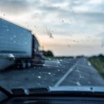 Freie Fahrt: Verschmierte Autoscheiben? So entfernen Sie hartnäckige Insektenrückstände