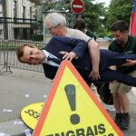 Paris: Aktivisten geben gestohlene Wachsfigur von Macron freiwillig zurück