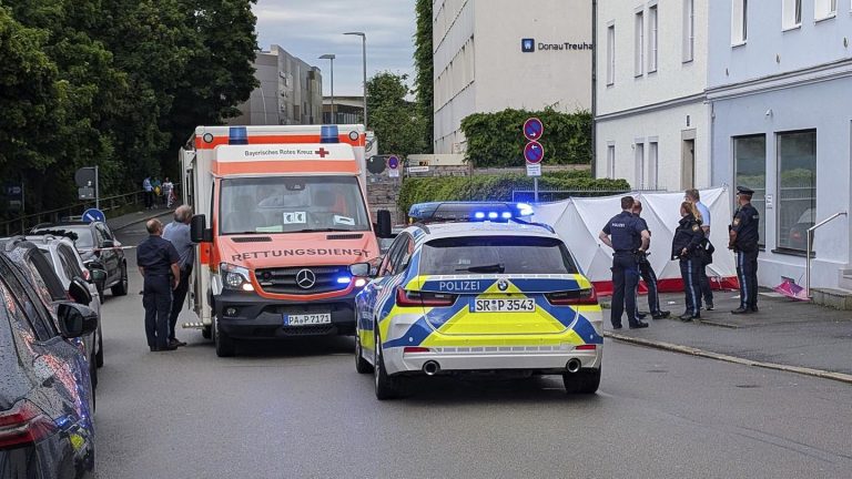Passau: Mann fährt mit Auto in Menschengruppe – Sorgerechtsstreit vermutet