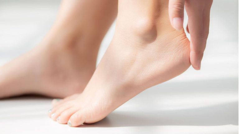 Rissige Fersen: Warum eine Pediküre mehr als gepflegte Füße bedeutet