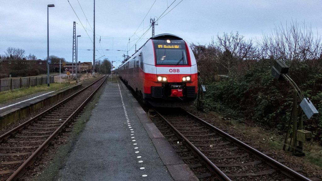 Ostseeinsel: Radfahrer stoppen Regionalzug, fragen nach Weg – und sorgen für Verspätung
