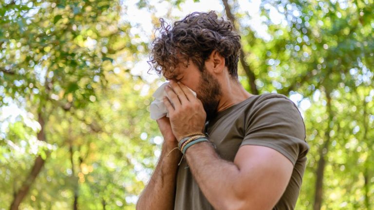 Infektionen: Husten und Schnupfen mitten im Sommer – was Sie darüber wissen sollten
