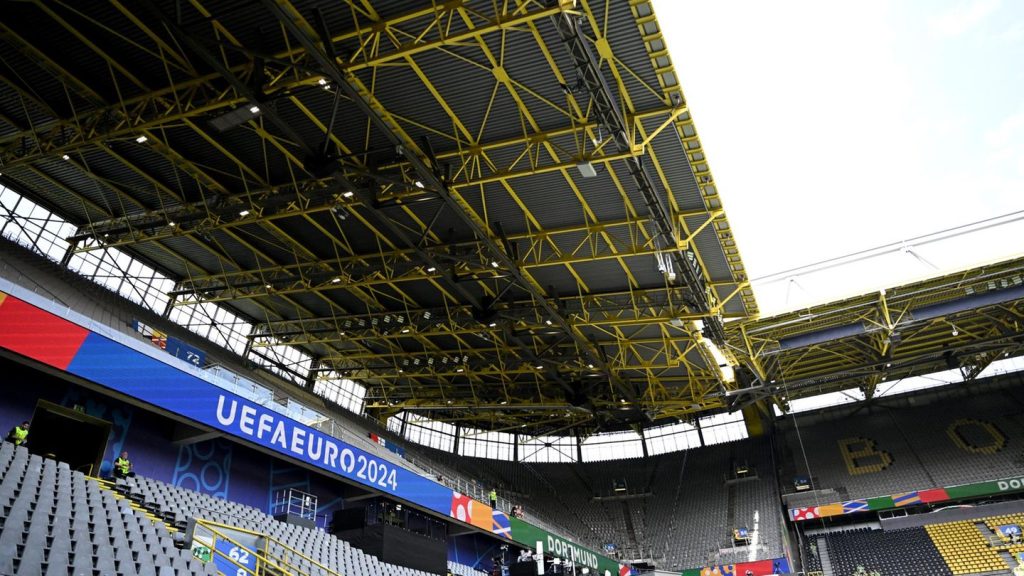 Klage gegen Polizei-Rechnung: Er kletterte auf das Dortmunder Stadiondach – jetzt will er nicht zahlen