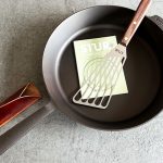Praxistest: Die Gusseisenpfanne von Stur ist leichter und glatter: Aber merkt man das auch?