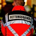 Bayern: Rettungseinsatz eskaliert: Patienten-Angehöriger stößt Sanitäter Treppe herab