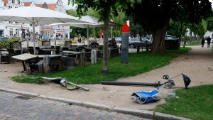 Friedrichstadt: Autofahrer verliert vor Eisdiele die Kontrolle – fünf Verletzte