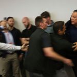 Proteste in den USA: "Diktatorisch und beschämend": US-Senator aus Pressekonferenz gezerrt