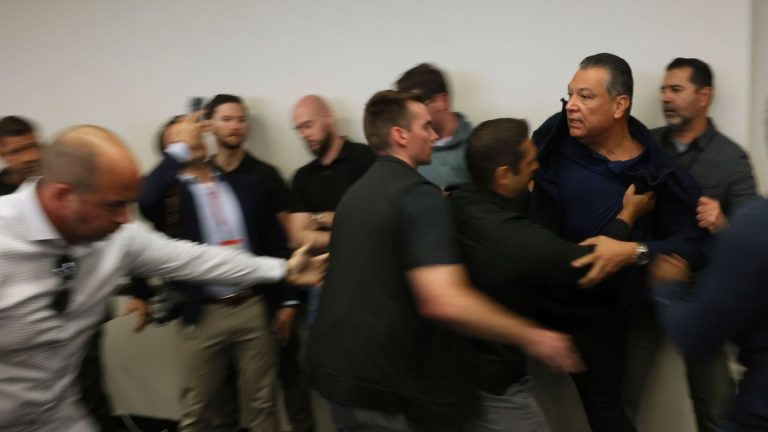 Proteste in den USA: "Diktatorisch und beschämend": US-Senator aus Pressekonferenz gezerrt