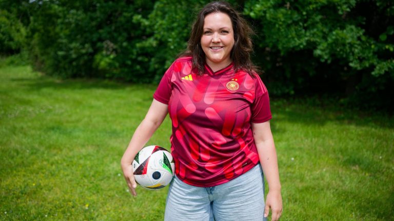 Fernsehen: Schauspielerin Schalow: Männerfußball ist "manchmal Theater"