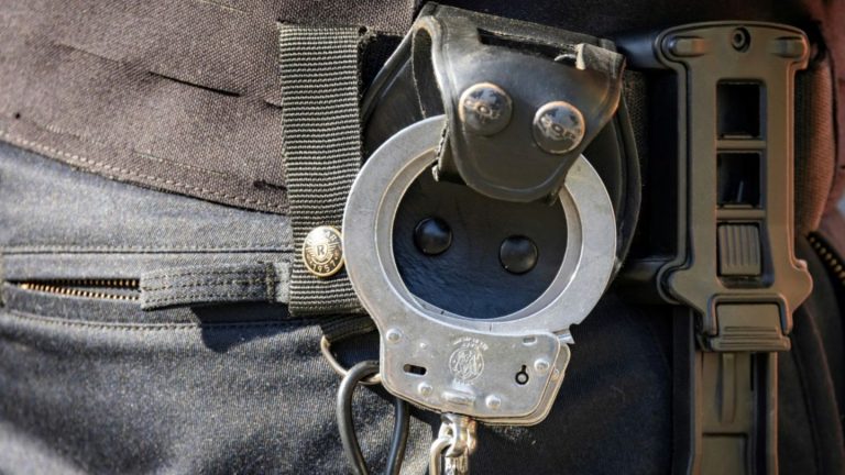 Bei Inobhutnahme: Vater verschanzt sich mit Kindern in Haus in Baden-Württemberg