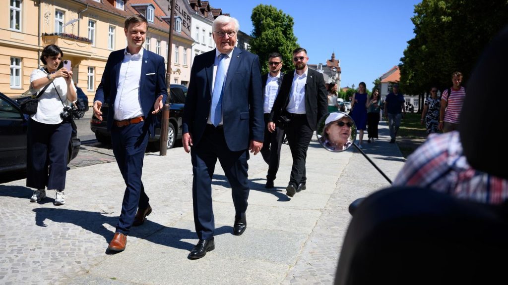 Besuch in Neuruppin: Steinmeier im Vollsprint - Niederlage im Drachenboot