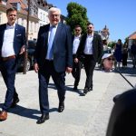 Besuch in Neuruppin: Steinmeier im Vollsprint - Niederlage im Drachenboot