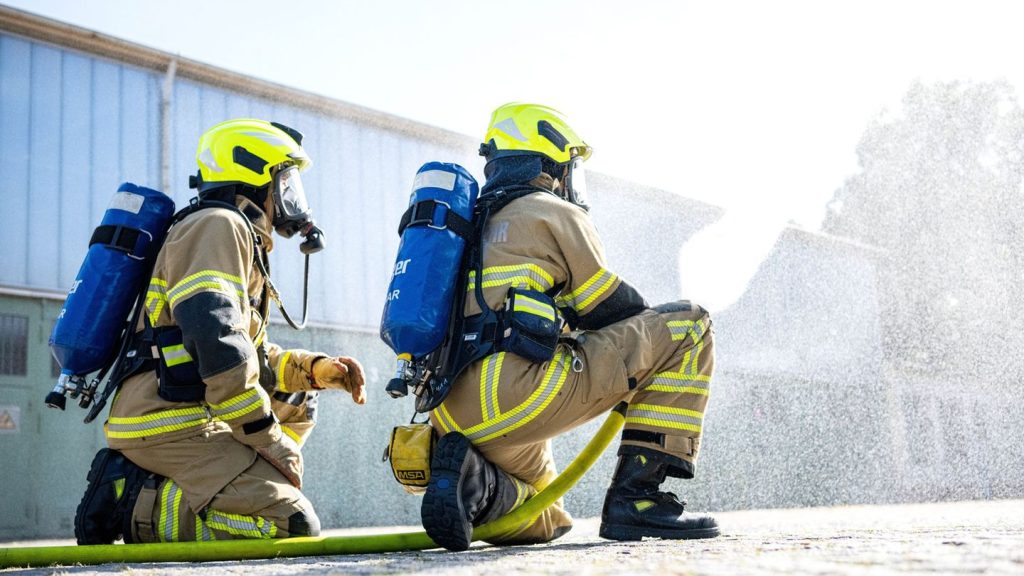 Warnung an Anwohner: Großbrand zerstört Lagerhalle in Bremen