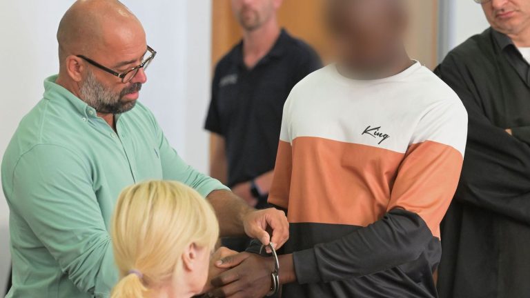 Kriminalität: Nachbar mit Messer getötet - Anklage fordert Unterbringung