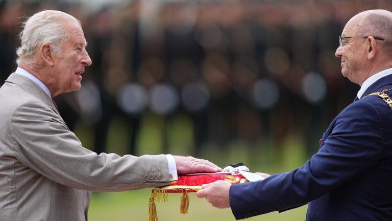 König Charles in Schottland eingetroffen: Symbolische Schlüsselübergabe von Edinburgh
