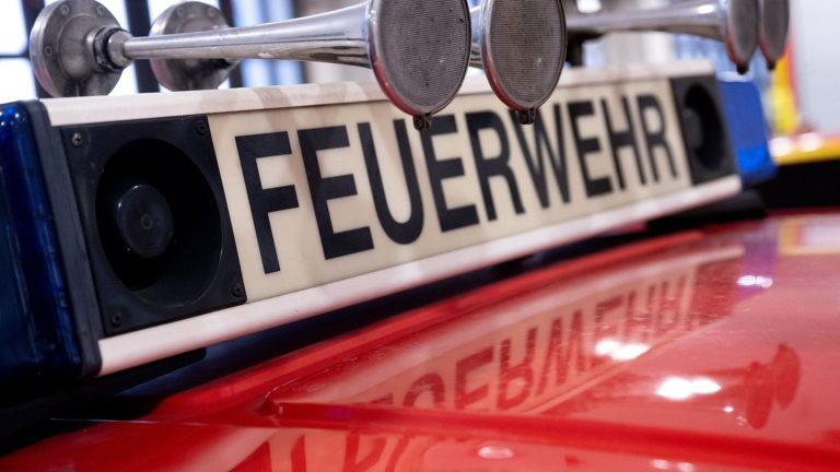 Feuerwehreinsatz: Zwei Höfe brennen - Ermittlungen zur Brandursache