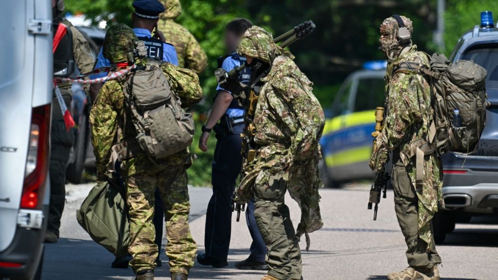 Messerangriff auf Polizei: Mit Kindern verschanzt - Mann sitzt in Untersuchungshaft