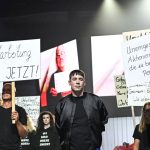 Fashion Week: Glitzer und Grauen: Eine Modeschau zu DDR-Zwangsadoptionen