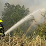 Notfall: Großbrand unter Kontrolle: Bahndamm und Felder brannten