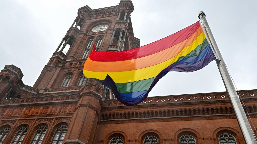 Flaggen-Diskussion: Queerbeauftragter: Queere Menschen sind keine Zirkuspferde