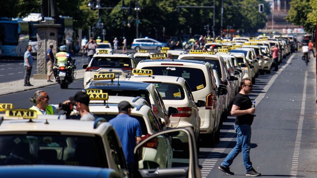 Unzufriedene Taxifahrer: Branche in der Krise: Taxi-Korsos in einem Dutzend Städte