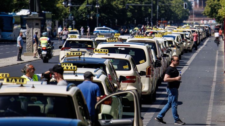 Unzufriedene Taxifahrer: Branche in der Krise: Taxi-Korsos in einem Dutzend Städte
