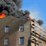 Brände: Feuer in Mehrfamilienhaus in Berlin-Schöneberg