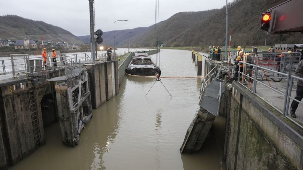 Auf der Mosel: Schiff prallt gegen Schleusentor - drei Verletzte