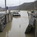 Auf der Mosel: Schiff prallt gegen Schleusentor - drei Verletzte