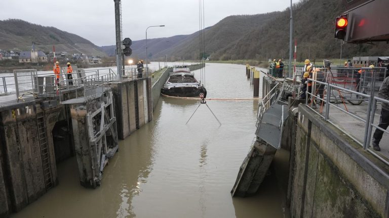 Auf der Mosel: Schiff prallt gegen Schleusentor - drei Verletzte