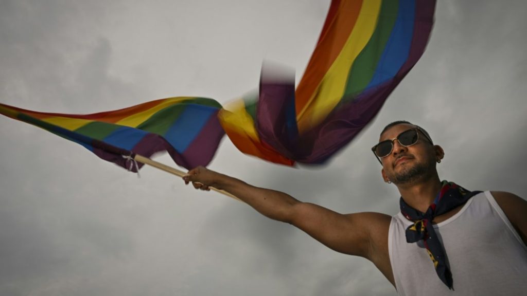 Regenbogenflagge am Bundestag: Heftige Kritik an Merz' "Zirkuszelt"-Äußerung