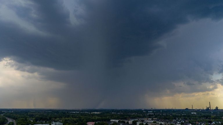 Orkanböen möglich: Unwetter nach der Hitzewelle: Feuerwehr hat viele Einsätze