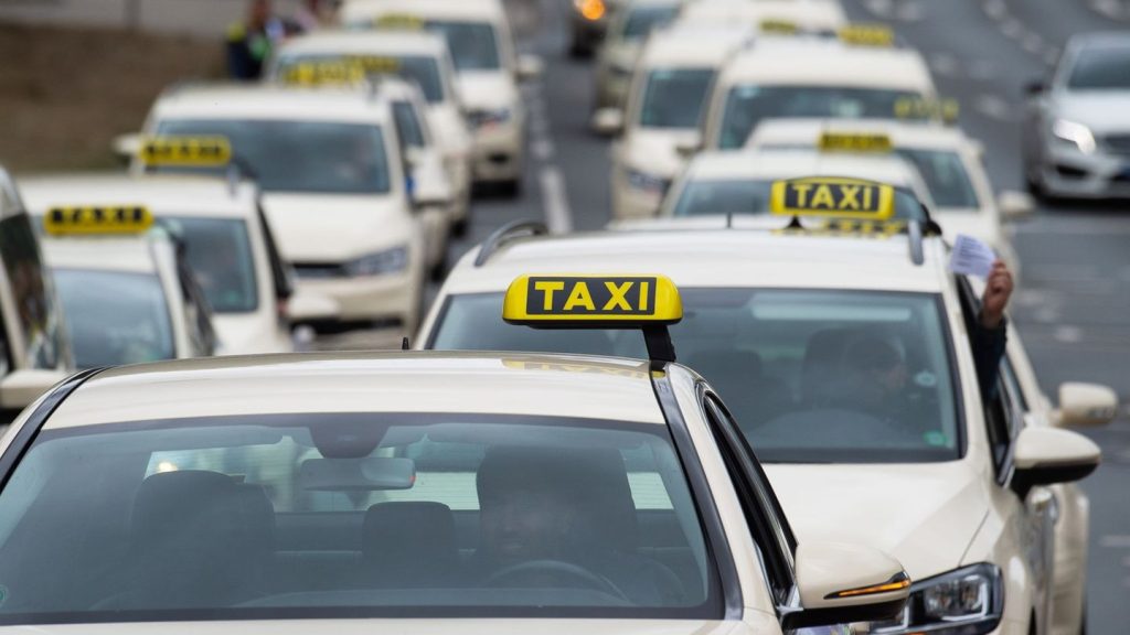 Unzufriedene Taxifahrer: Taxi-Gewerbe protestiert bundesweit für Mindestpreise