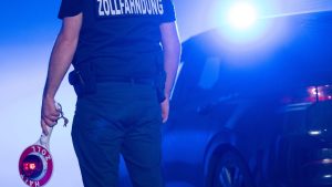 Raum Stuttgart: Illegaler Tabakhandel? Zoll durchsucht mehrere Objekte