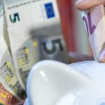 Umfrage: Bankkonto, Aktien, Spardose - Wie Eltern für Kinder sparen
