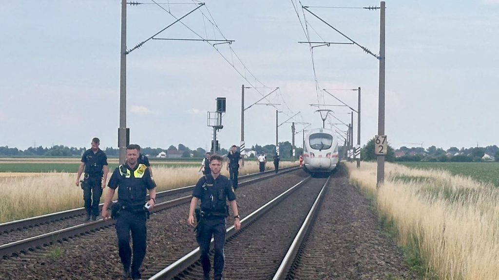 Großeinsatz in Niederbayern: Mann verletzt ICE-Passagiere: Was wir wissen - und was nicht