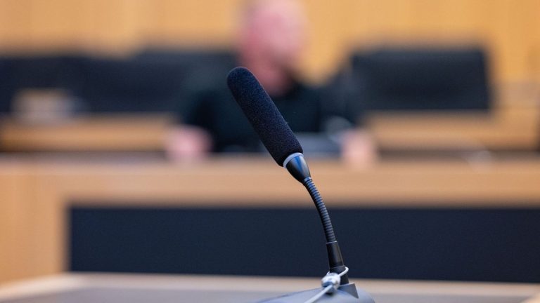 Prozessauftakt: "Gemetzel": Mann soll eifersüchtigen Ehemann erstochen haben