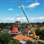 Wahrzeichen in Ostfriesland: Rote Windmühle in Greetsiel hat Kappe wieder