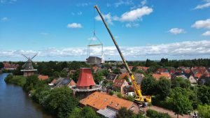 Wahrzeichen in Ostfriesland: Rote Windmühle in Greetsiel hat Kappe wieder