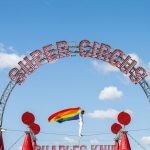 Debatte im Bundestag: Zirkus hisst Regenbogenfahne aus Protest gegen Merz