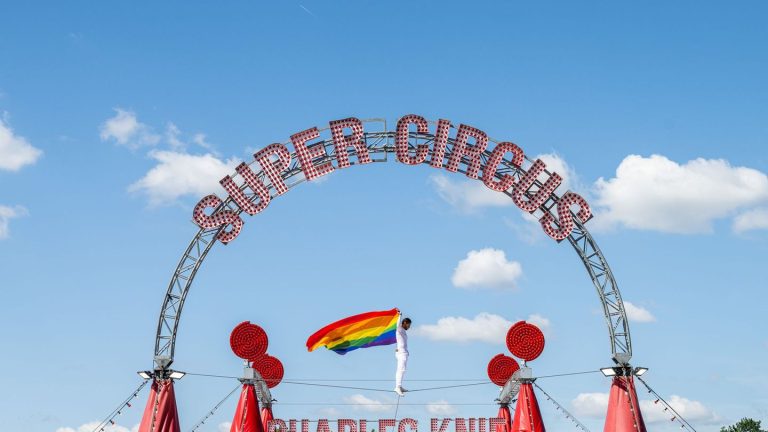 Debatte im Bundestag: Zirkus hisst Regenbogenfahne aus Protest gegen Merz