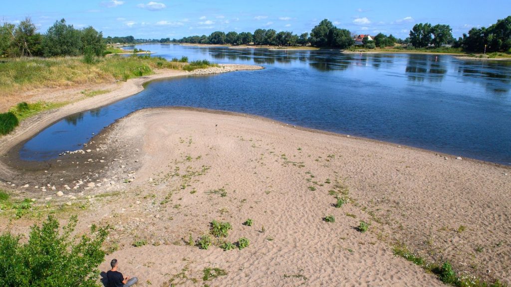 Trockenheit: Elbepegel sinkt weiter - kaum Schiffe unterwegs