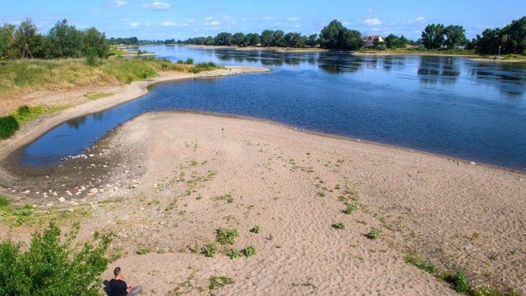 Trockenheit: Elbepegel sinkt weiter - kaum Schiffe unterwegs