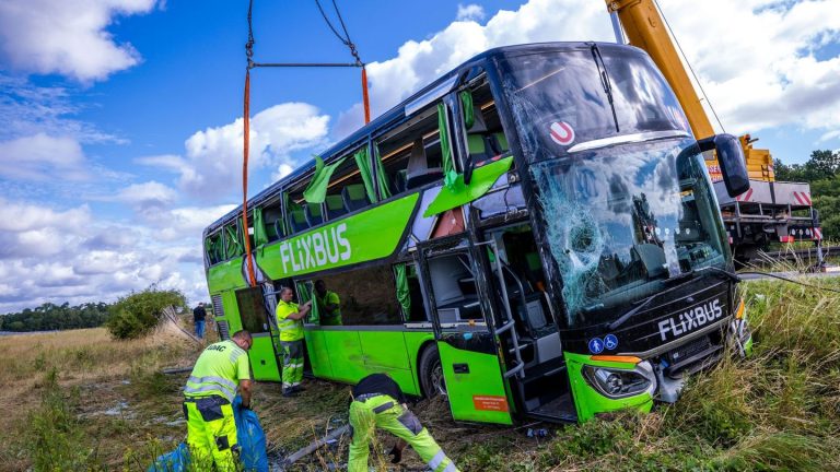 Unfall: Nächtlicher Busunfall - viele Verletzte, unklare Ursache