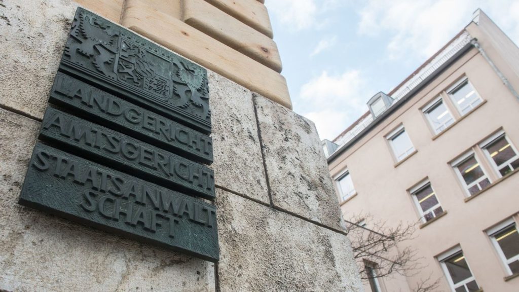 Kriminalität: Frau aus Fenster geworfen - Lebenslange Haft für Ehemann