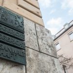 Kriminalität: Frau aus Fenster geworfen - Lebenslange Haft für Ehemann