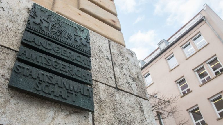 Kriminalität: Frau aus Fenster geworfen - Lebenslange Haft für Ehemann