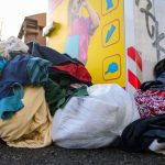 Entsorgung von Textilien: Ärger in MV über Müllberge neben Altkleider-Containern