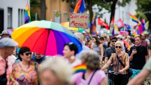 Christopher Street Day: Hunderte bei CSD-Umzug für Vielfalt - Dutzende bei Gegendemo